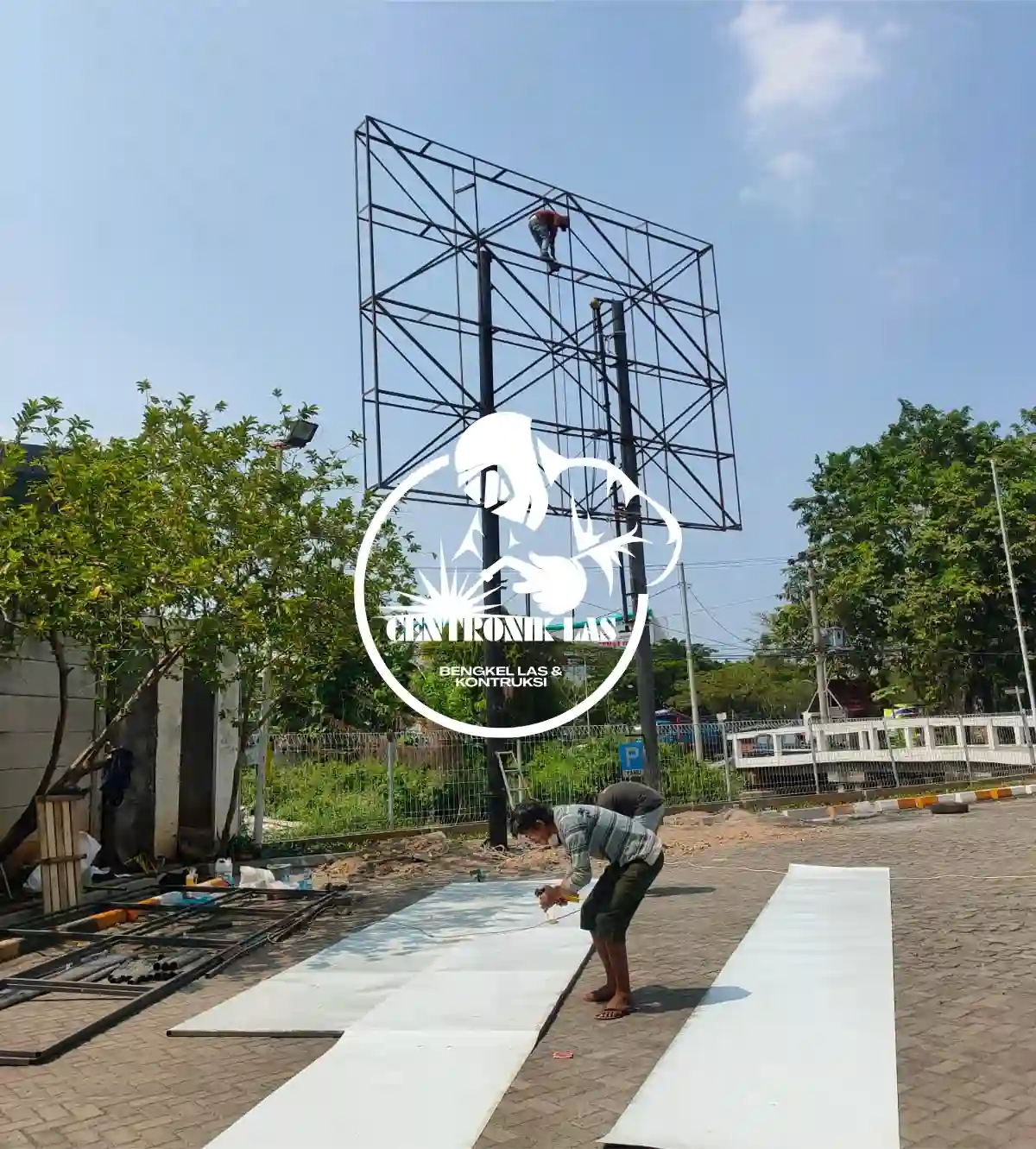pembuatan rangka billboard oleh jasa konstruksi reklame