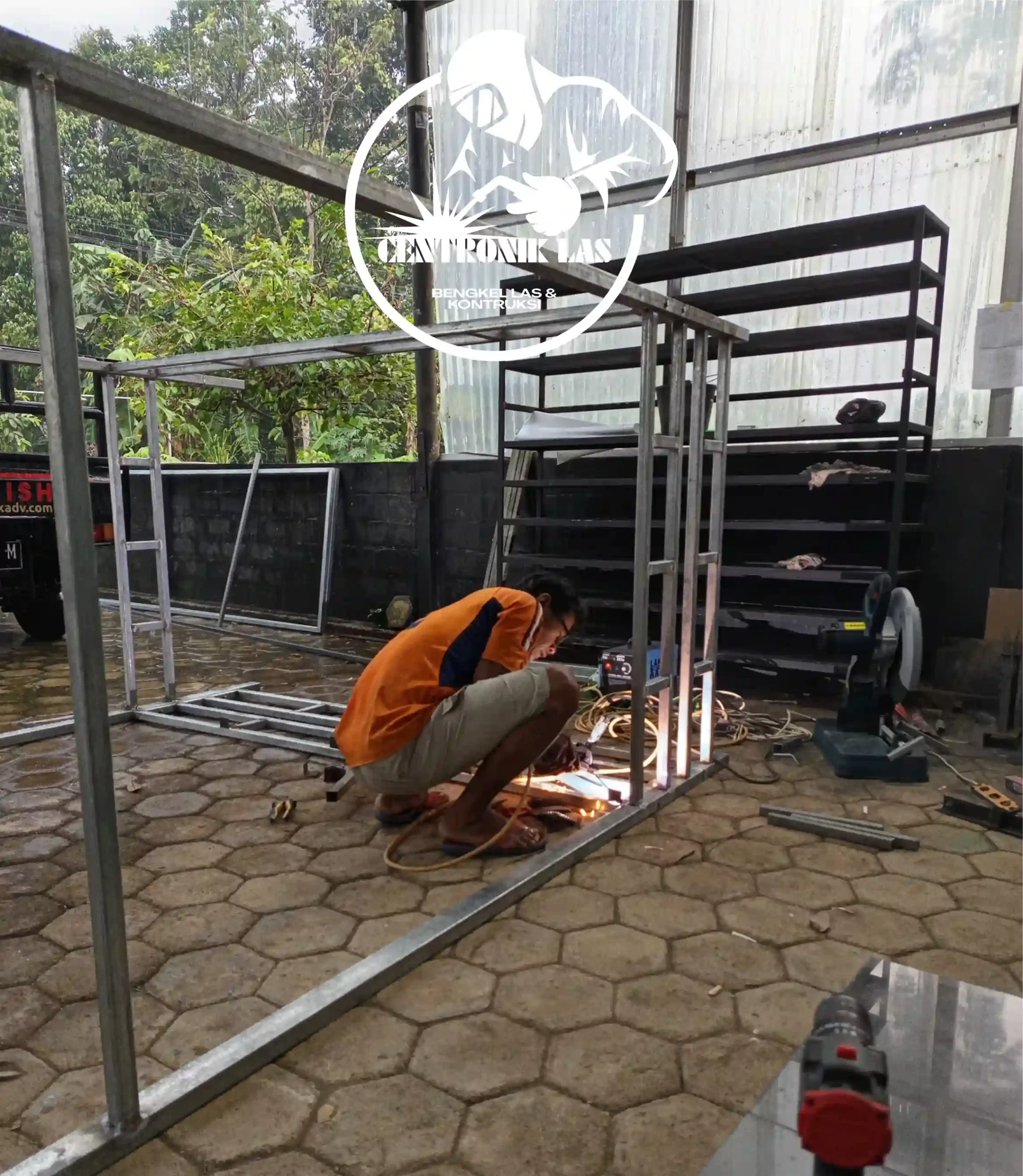 Aktivitas fabrikasi material SNI di Bengkel Las Centronik Adv Banyumas.